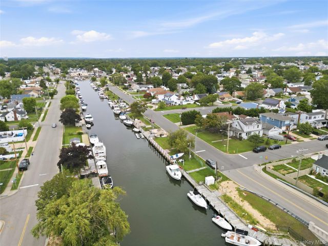 95 E Riviera Drive, Lindenhurst, NY 11757
