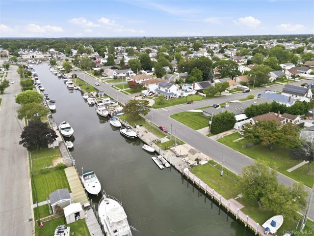 95 E Riviera Drive, Lindenhurst, NY 11757