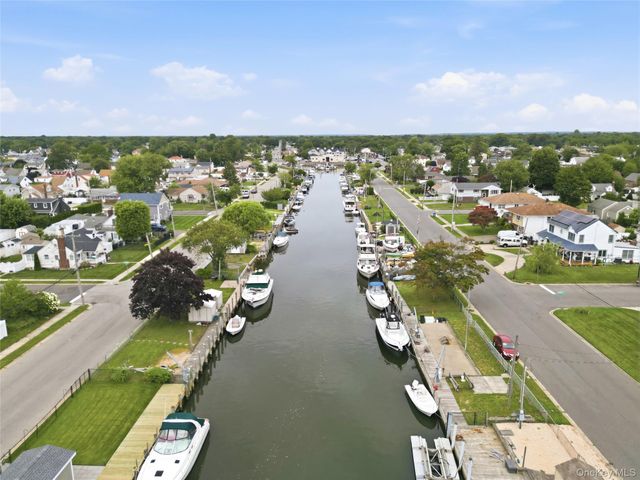 95 E Riviera Drive, Lindenhurst, NY 11757