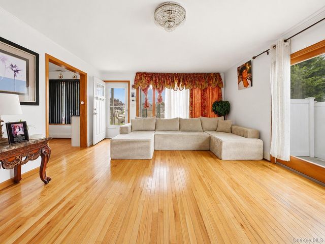 95 E Riviera Drive, Lindenhurst, NY 11757