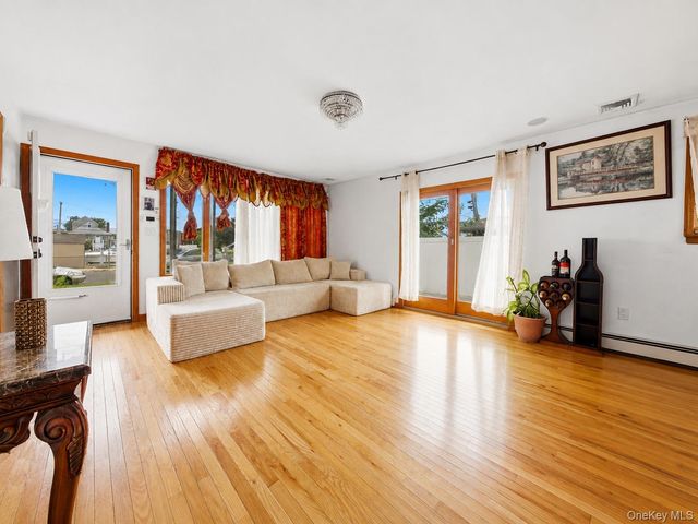 95 E Riviera Drive, Lindenhurst, NY 11757