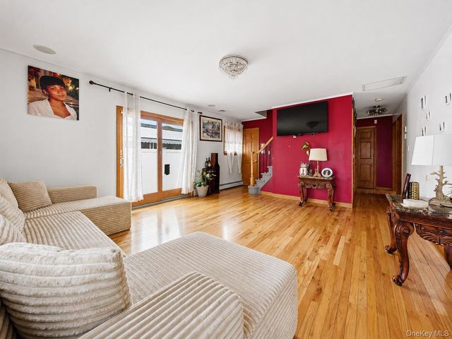 95 E Riviera Drive, Lindenhurst, NY 11757