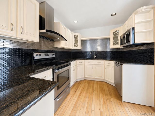 95 E Riviera Drive, Lindenhurst, NY 11757