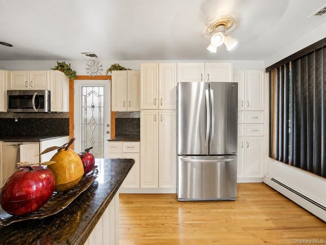 95 E Riviera Drive, Lindenhurst, NY 11757