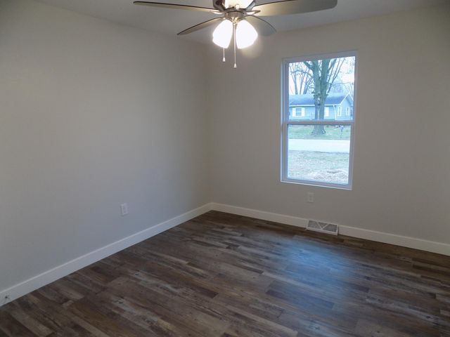 760 TIDBALL AVE, Centralia, MO 65240