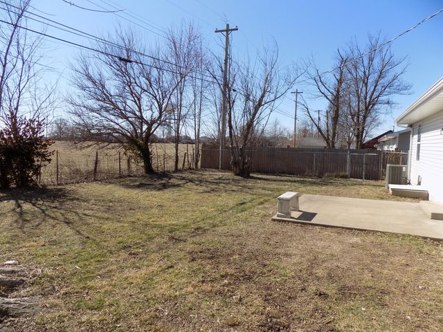 760 TIDBALL AVE, Centralia, MO 65240