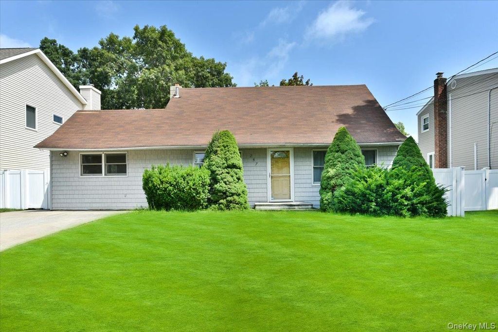 257 Maple Street, Massapequa Park, NY 11762