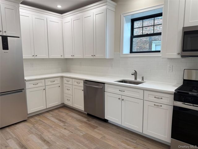 162 2nd Street 4, Mineola, NY 11501
