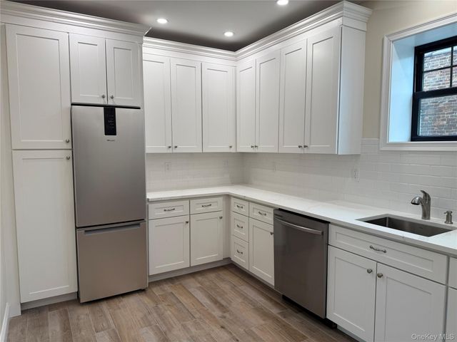 162 2nd Street 4, Mineola, NY 11501