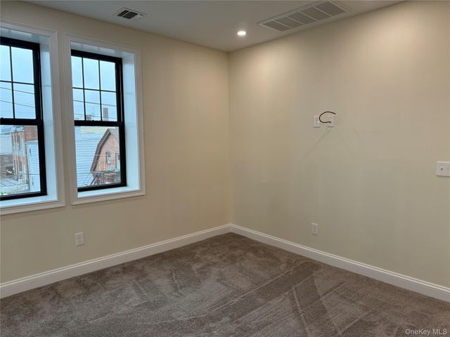162 2nd Street 4, Mineola, NY 11501