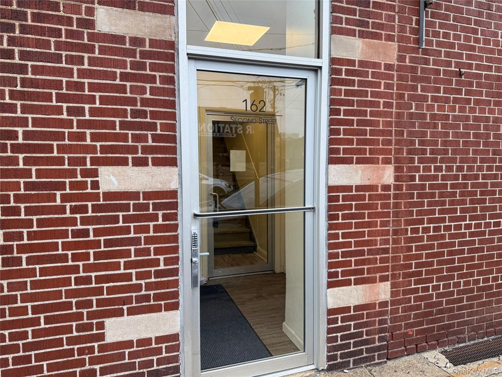 162 2nd Street 4, Mineola, NY 11501
