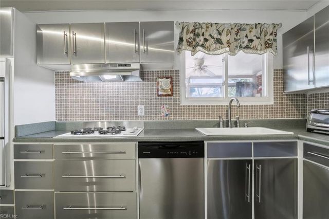 821 Greenwich LN, Newport News, VA 23601