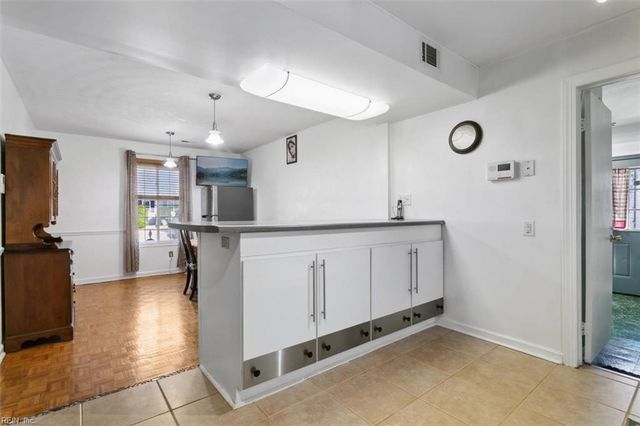 821 Greenwich LN, Newport News, VA 23601