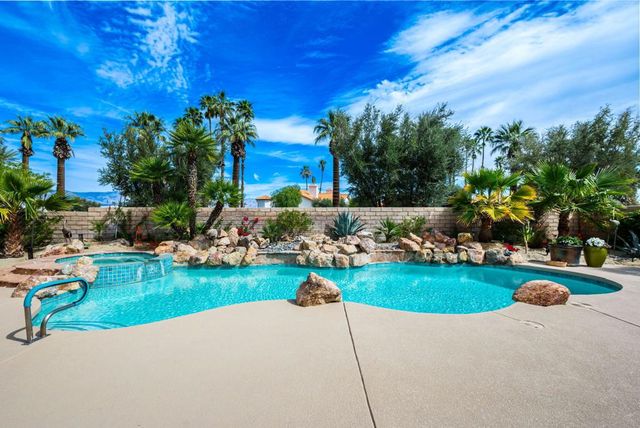 374 Links Drive, Palm Desert, CA 92211