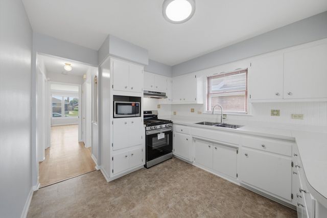 12718 S Justine Street, Calumet Park, IL 60827