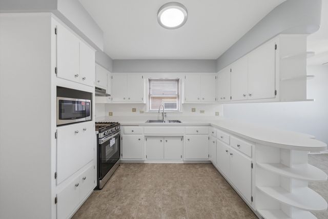 12718 S Justine Street, Calumet Park, IL 60827