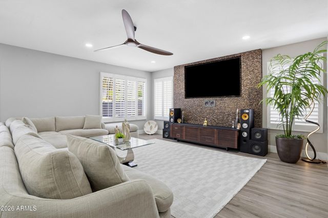 4554 E MICHELLE Drive, Phoenix, AZ 85032