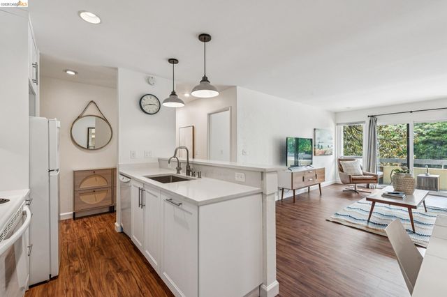 651 Oakland Ave 1F, Oakland, CA 94611