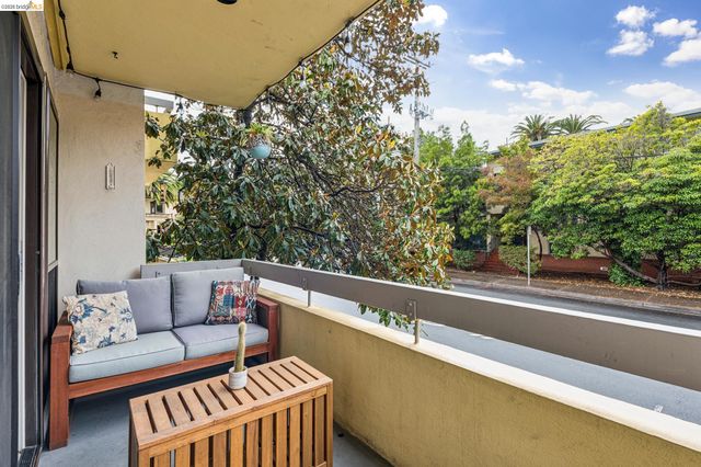 651 Oakland Ave 1F, Oakland, CA 94611