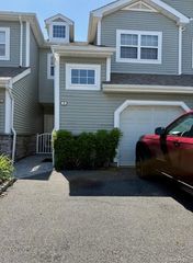 9 Carriage Lane, Plainview, NY 11803