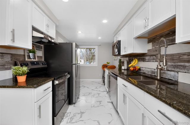 18499 Kesh Street, Southfield, MI 48076