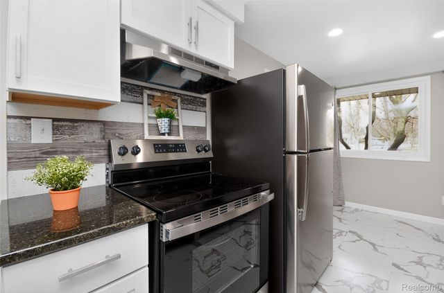 18499 Kesh Street, Southfield, MI 48076