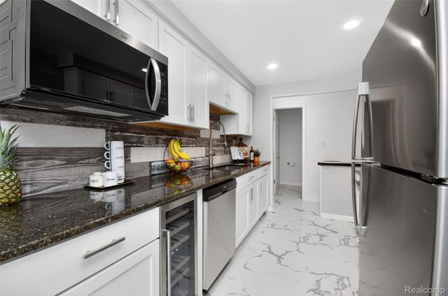 18499 Kesh Street, Southfield, MI 48076