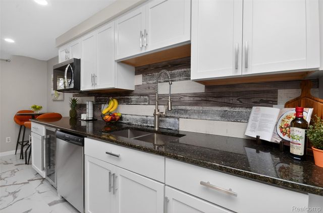 18499 Kesh Street, Southfield, MI 48076