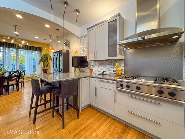 9237 Mason Avenue, Morton Grove, IL 60053