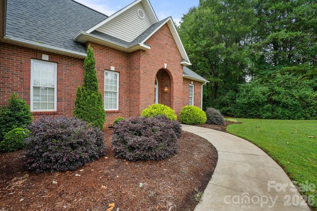 2925 24th Street Drive NE, Hickory, NC 28601