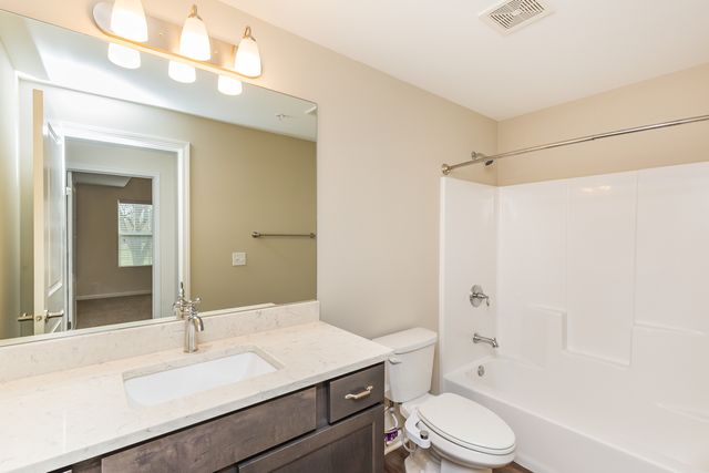 60 W MAIN Street 331, Lake Zurich, IL 60047