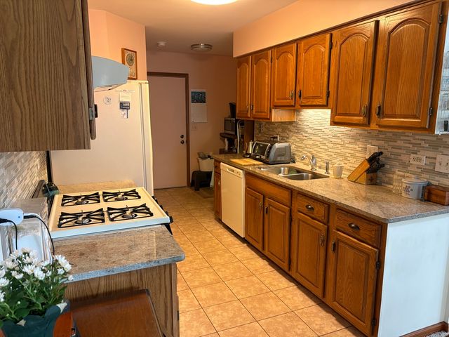 7932 Stewart Drive, Darien, IL 60561