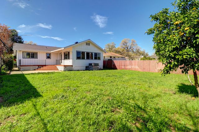 1525 Oak Street, Redding, CA 96001