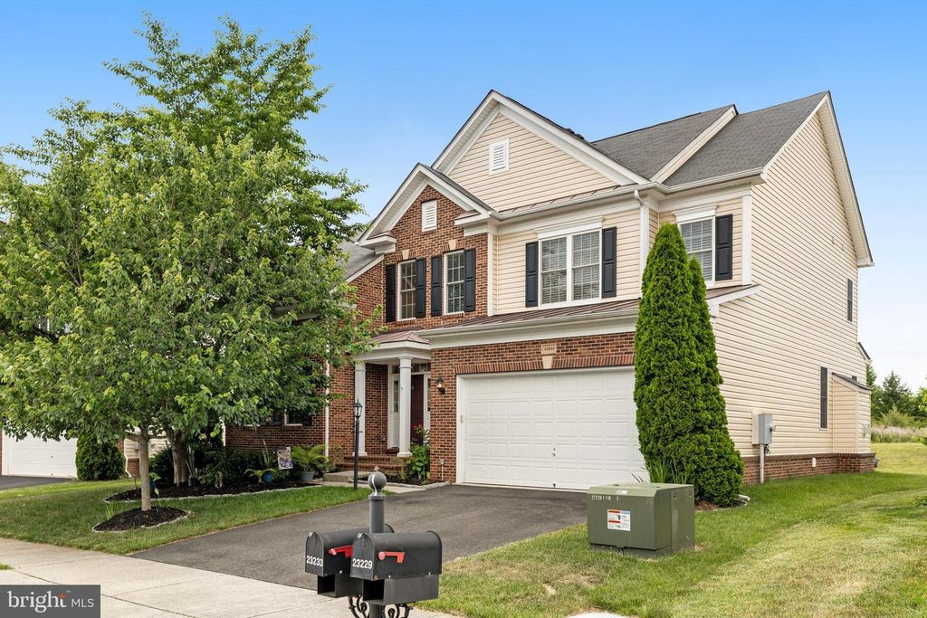23233 FALLEN HILLS DR, Brambleton, VA 20148