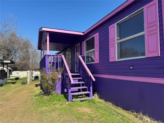 404 W Cleveland ST 1/2, Elgin, TX 78621