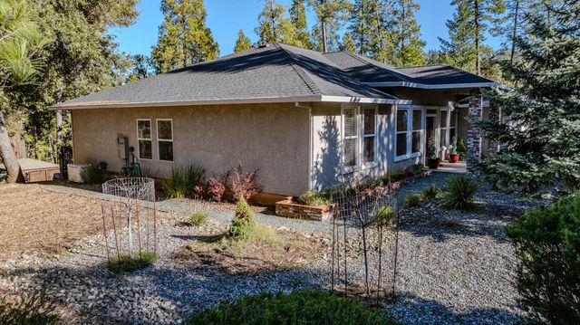 12199 Jackson Pines Dr, Jackson, CA 95642