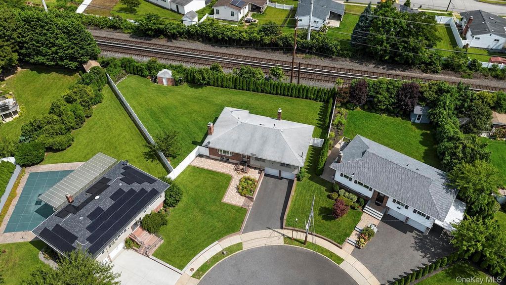 12 Hilton Court, Hicksville, NY 11801 — photo 2