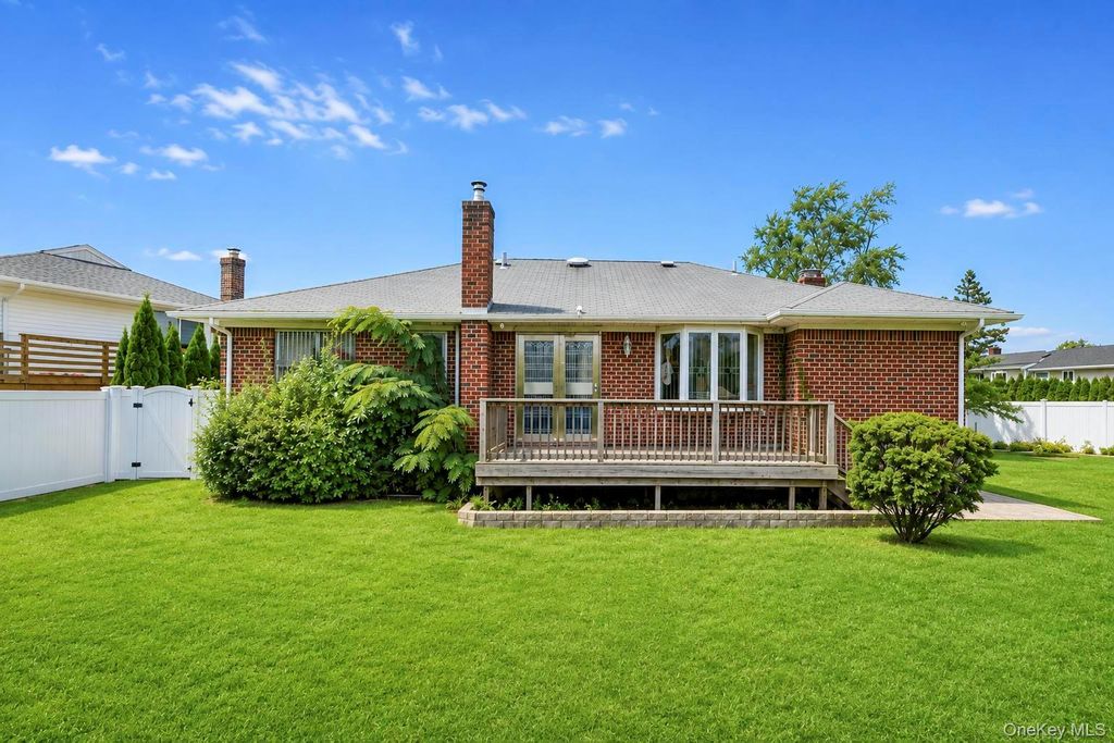 12 Hilton Court, Hicksville, NY 11801 — photo 3