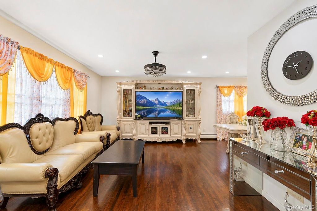 12 Hilton Court, Hicksville, NY 11801 — photo 4