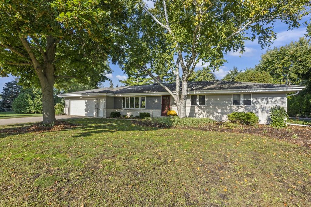 W359N5707 Surrey DRIVE, Oconomowoc, WI 53066