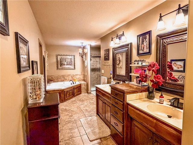 21805 E 32nd Terrace S, Independence, MO 64057