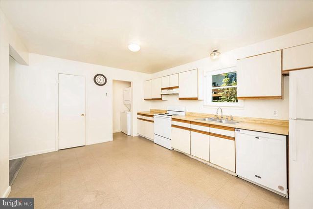 33-33A W PENNSYLVANIA AVE, Stewartstown, PA 17363