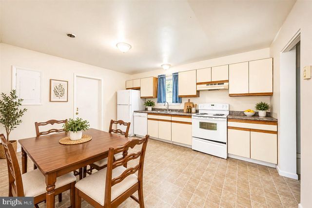 33-33A W PENNSYLVANIA AVE, Stewartstown, PA 17363