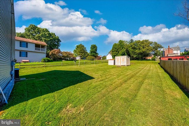 33-33A W PENNSYLVANIA AVE, Stewartstown, PA 17363