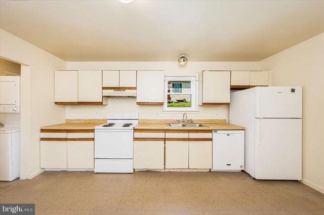 33-33A W PENNSYLVANIA AVE, Stewartstown, PA 17363