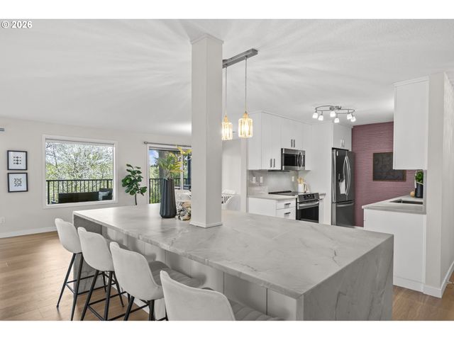 200 BURNHAM Rd 311, Lake Oswego, OR 97034