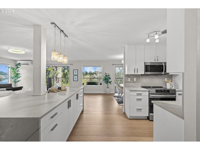 200 BURNHAM Rd 311, Lake Oswego, OR 97034