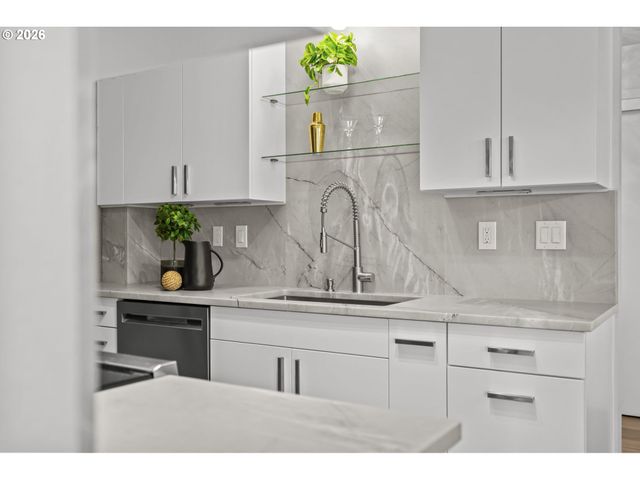 200 BURNHAM Rd 311, Lake Oswego, OR 97034