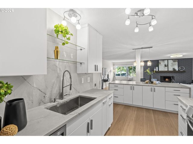 200 BURNHAM Rd 311, Lake Oswego, OR 97034