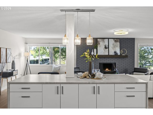 200 BURNHAM Rd 311, Lake Oswego, OR 97034